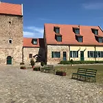 Hotel Und Wasserburg Zu 4*