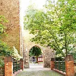 Hotel Und Wasserburg Zu