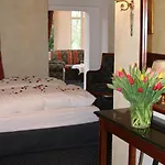 Hotel Und Wasserburg Zu 4*