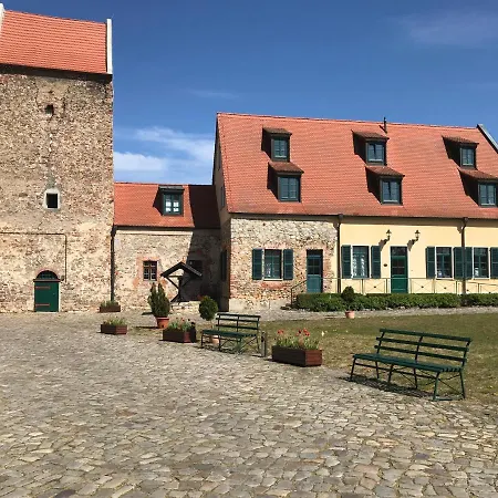 Hotel Und Wasserburg Zu 4*