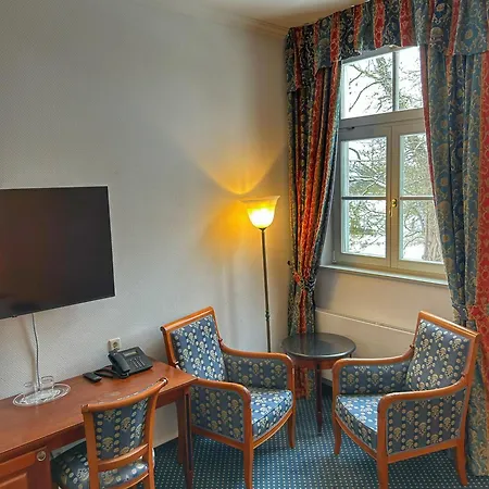 Hotel Und Wasserburg Zu 4*
