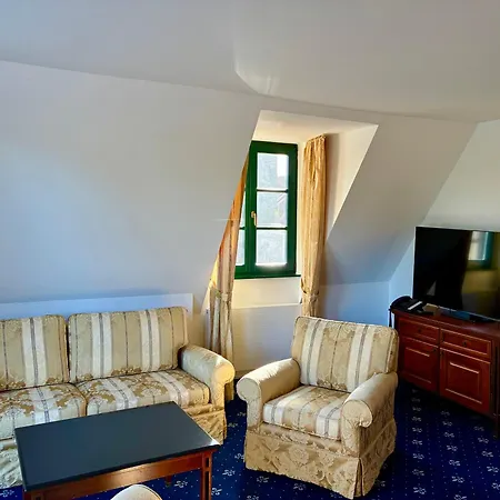 Hotel Und Wasserburg Zu 4*