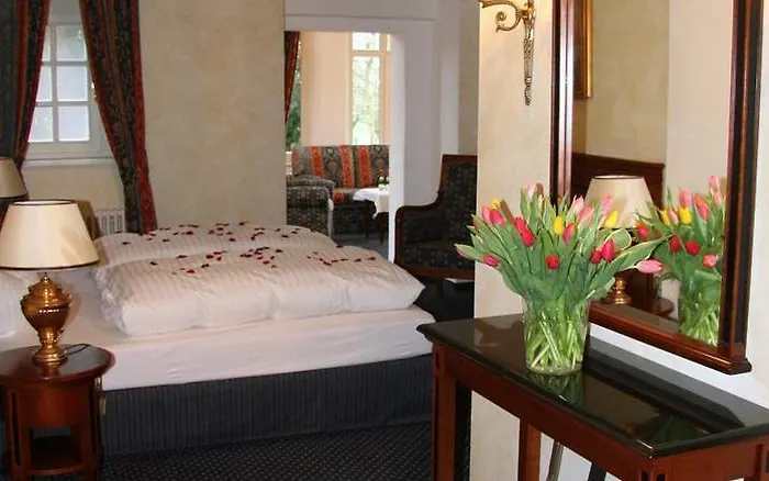 Hotel Und Wasserburg Zu 4*